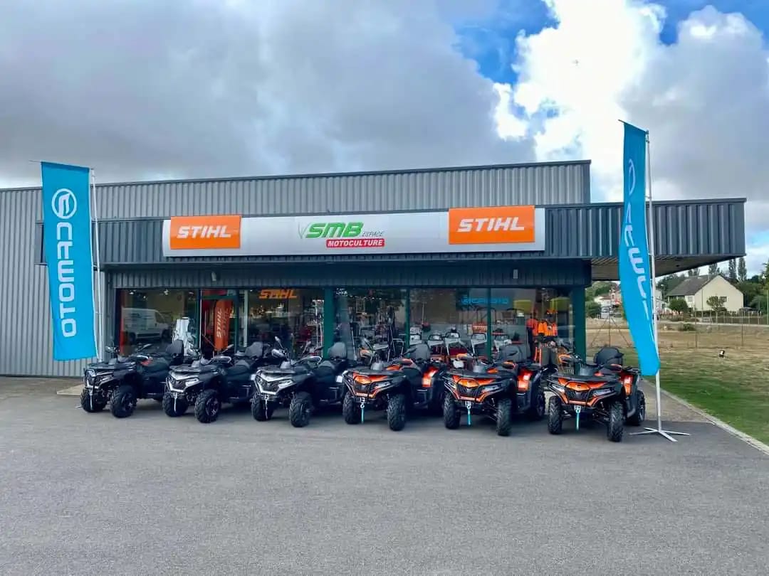 Façade du magasin SMB Motoculture avec quads et matériel Stihl en exposition