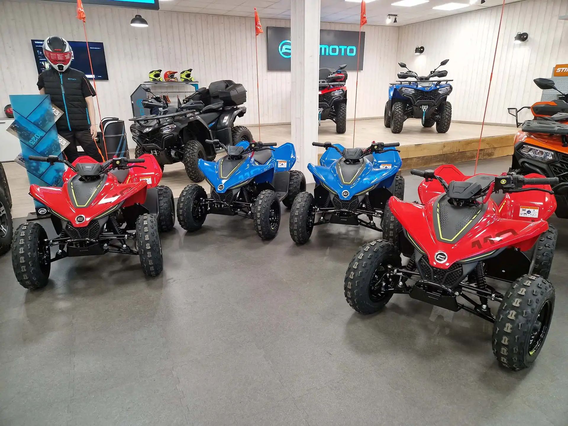 Quads CFMOTO et GOES rouges et bleus dans le showroom SMB Motoculture