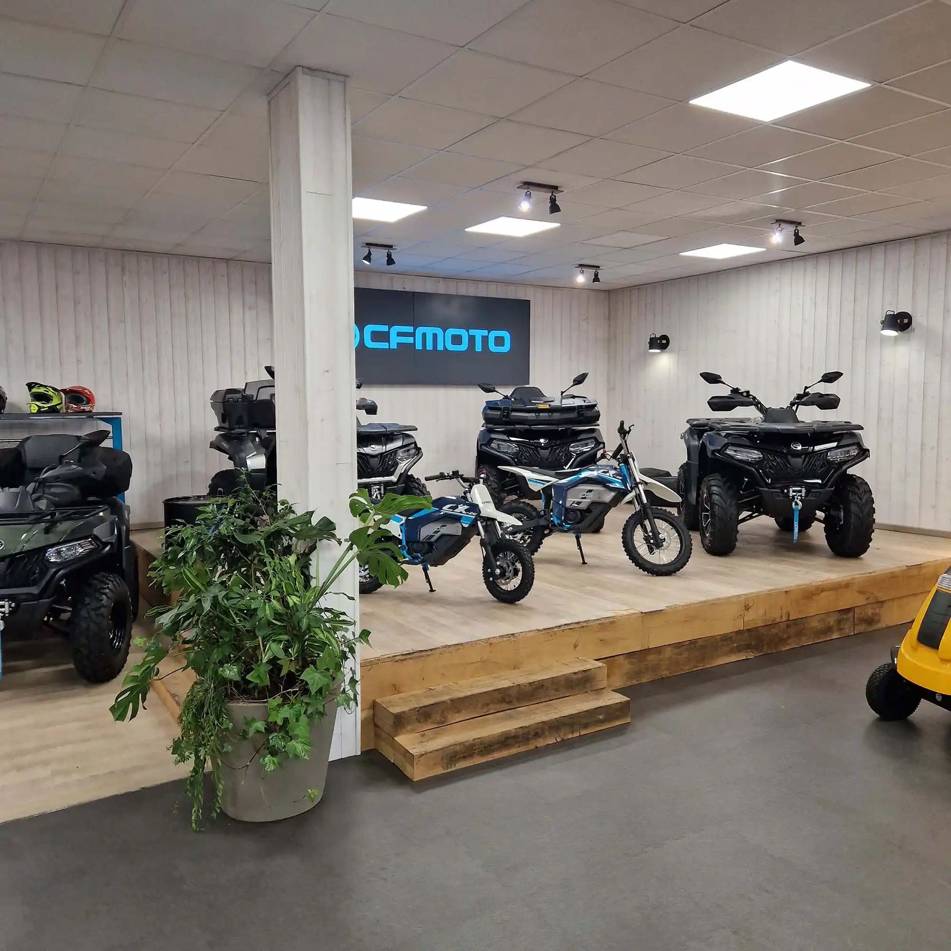 Showroom intérieur SMB Motoculture avec gamme complète de quads