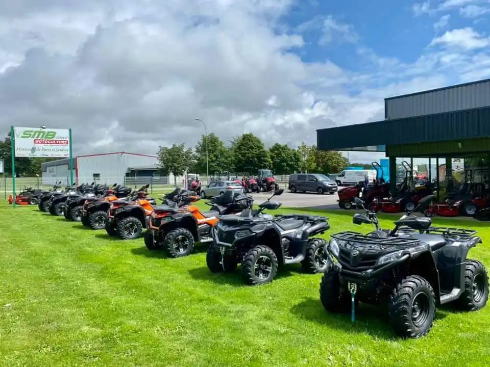 Gamme de quads CFMOTO en exposition extérieure chez SMB Motoculture